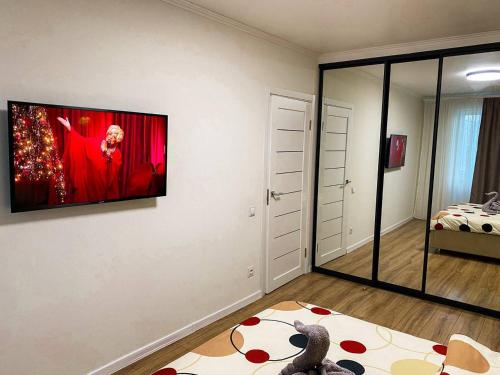 une chambre avec un tableau au mur et un ours en peluche dans l'établissement Sunny Apartment, à Chişinău