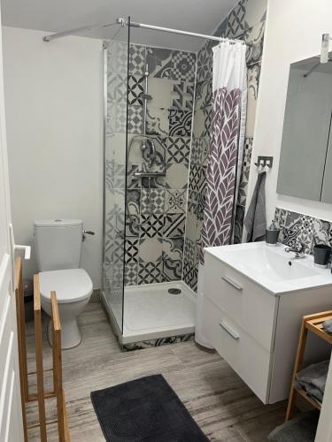 Koupelna v ubytování Maison « jardin la cigogne »