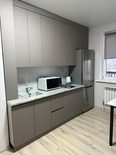 Ett kök eller pentry på Apartment on Satpayeva 55/8