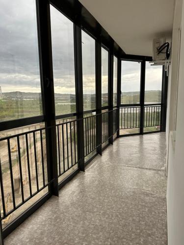 Habitación con ventanas grandes y vistas al océano. en Apartment on Satpayeva 55/8, en Öskemen