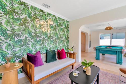 een woonkamer met een bank en een pooltafel bij Summerfin by AvantStay Sunny Retreat Minutes from the Shore in Pompano Beach