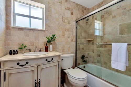 een badkamer met een toilet, een wastafel en een douche bij Summerfin by AvantStay Sunny Retreat Minutes from the Shore in Pompano Beach