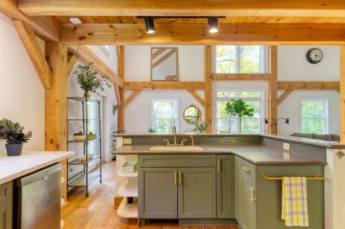 Virtuvė arba virtuvėlė apgyvendinimo įstaigoje Woodfall by AvantStay Tons of Outdoor Space