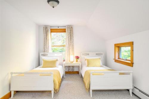 1 dormitorio con 2 camas y ventana en Woodfall by AvantStay Tons of Outdoor Space, en Monterey