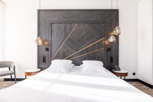 Postel nebo postele na pokoji v ubytování Hôtel Apollinaire Nice