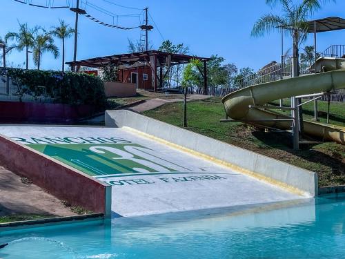 a water park with a slide and a water slide at Ranchos 30 Hotel Fazenda in Hidrolândia