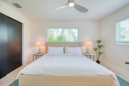 1 dormitorio blanco con 1 cama grande y 2 lámparas en Sea Glass Secrets by AvantStay 3 Mins to Beach, en Key West
