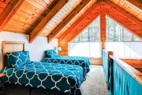 Twin Creeks Lodge by AvantStay 33 Acre Retreat tesisinde bir odada yatak veya yataklar