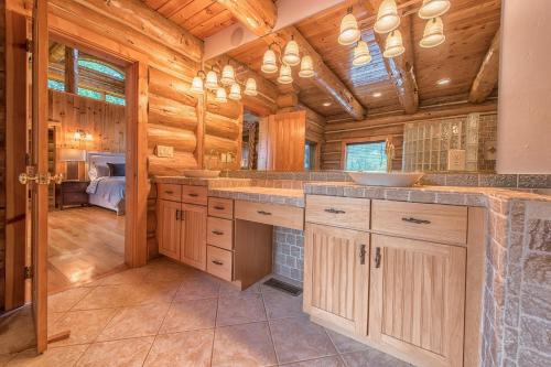 een badkamer met 2 wastafels en een slaapkamer bij Azalea Retreat- The Lodge by AvantStay Best View in Lake Norman of Catawba