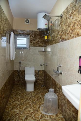 een badkamer met een toilet en een wastafel bij 1 RK AC Room with Open Terrace Manyata Tech Park in Bangalore