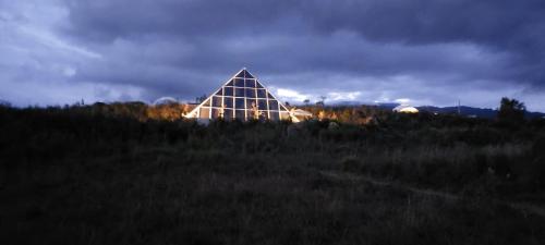 a pyramid shaped building on top of a field at Monarca Azul Glamping in Villa de Leyva