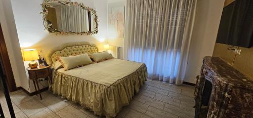 Schlafzimmer mit einem Bett und einem Wandspiegel in der Unterkunft Milan Condo ideal for Families,Pets,Business in Mailand