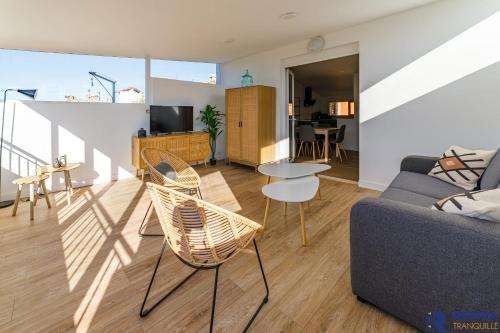 ein Wohnzimmer mit einem Sofa und einem Tisch in der Unterkunft la grande vue exceptionnelle wifi in Bagnols-en-Forêt