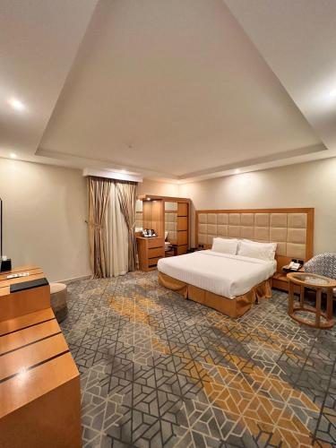 a hotel room with a bed and a television at Hotel AlMuhaidb Residence Alkhafji in Khafji