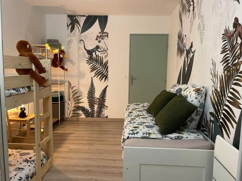 a bedroom with two bunk beds and a bunk bed with plants at Appartement familial 8 personnes proche de Disney et Paris in Chessy
