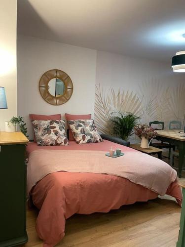 une chambre avec un lit avec une table et un miroir dans l'établissement Appartement familial 8 personnes proche de Disney et Paris, à Chessy