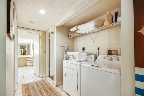 a laundry room with a washer and dryer at Papaya Place by AvantStay Great Location w Balcony Outdoor Dining Shared Pool Hot Tub in Key West
