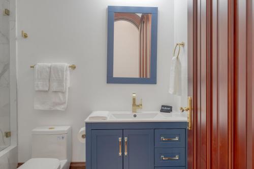 uma casa de banho com um armário azul e um lavatório em Bay Cottage by AvantStay Waterfront Pier Pond em Ridge