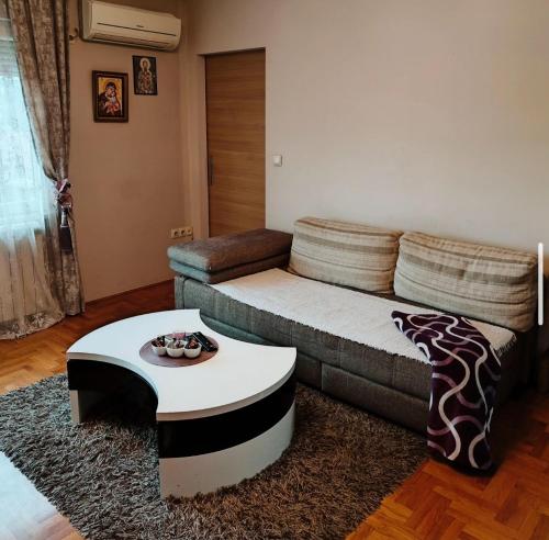 sala de estar con sofá y mesa de centro en Family Star apartman en Čačak