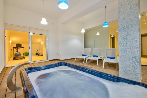 Imagen de la galería de Villa Ida - Indoor Heated Pool, Sauna, Games Room and Gym, en Mellieħa