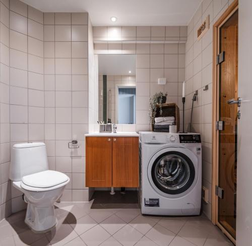 a bathroom with a washing machine and a toilet at Høyfjellsgrend 962 in Trysil