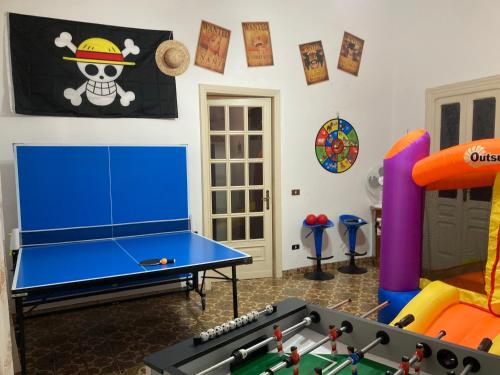 uma sala de jogos com uma mesa de pingue-pongue em Domus Antiqua - Little SPA & PlayRoom em Lizzanello