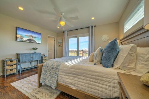 sypialnia z dużym łóżkiem i oknem w obiekcie Boots and Beaches by AvantStay Walk to the Beach w mieście Mustang Beach