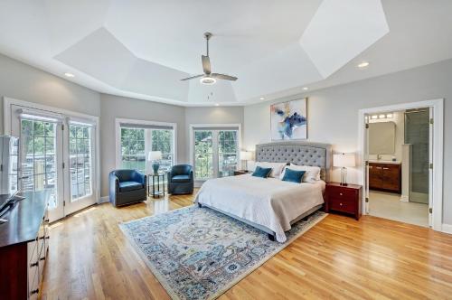 a bedroom with a bed and a living room at Bright Water Cove by AvantStay Saltwater Pool in Denver