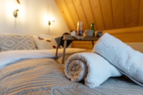Una cama o camas en una habitación de Jagodowa Osada - domki z klimatyzacją blisko term