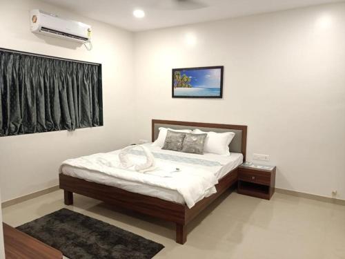 1 dormitorio con 1 cama y aire acondicionado en Srushti Sea Villa Resort, en Diveagar