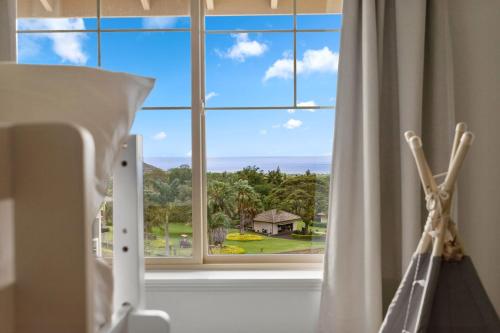 a bedroom with a window with a view of the ocean at Lealea by AvantStay Ocean Mountain Views in Waianae