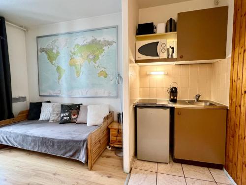 Cette petite chambre comprend un lit et une cuisine. dans l'établissement Le Balme Studio WiFi/Parking/Balcony, à Chamonix-Mont-Blanc