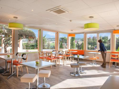 ห้องอาหารหรือที่รับประทานอาหารของ ibis budget Marseille Aeroport Provence
