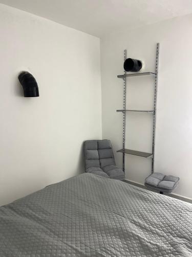 um quarto com uma cama e 2 cadeiras em Atómovy Kryt Košice em Barca