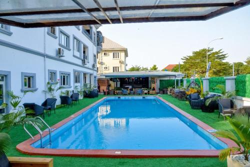 uma piscina num quintal ao lado de um edifício em SS3 Jabi Hotel em Abuja