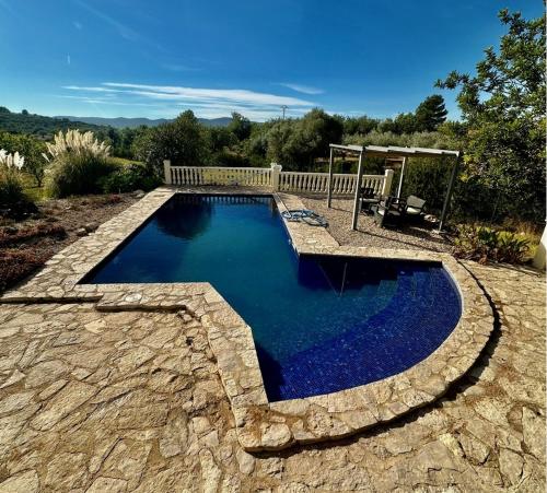 una piscina con gazebo di Casa Rural Girasoles Calig REF. 046 a Castellón de la Plana