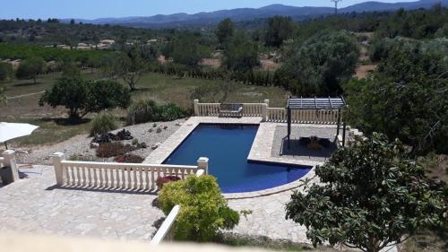 een uitzicht over een zwembad in een tuin bij Casa Rural Girasoles Calig REF. 046 in Castellón de la Plana