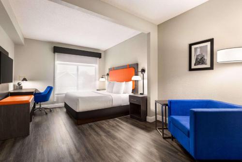 Habitación de hotel con cama y escritorio en La Quinta by Wyndham Mt. Laurel - Philadelphia en Mount Laurel