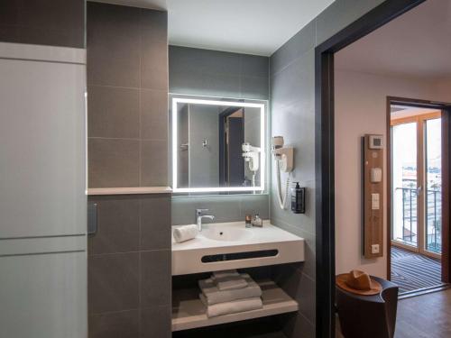 La salle de bains est pourvue d'un lavabo et d'un miroir. dans l'établissement ibis Styles Ajaccio Napoleon, à Ajaccio