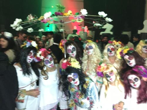 Un gruppo di donne vestite con costumi da scheletro di Apartamento Fazunchar a Figueiró dos Vinhos