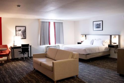 Habitación de hotel con cama y silla en Railroad Pass Hotel and Casino Ramada by Wyndham, en Boulder City