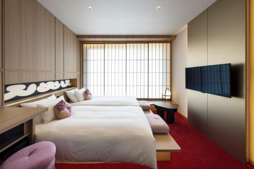 東京的住宿－OMO3 Asakusa by Hoshino Resorts，一间酒店客房,配有一张大床和一台平面电视