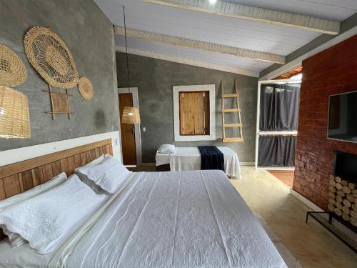 um quarto com uma cama grande e uma lareira em Ranchos 30 Hotel Fazenda em Hidrolândia