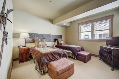Un pat sau paturi într-o cameră la Mont Cervin 21 by AvantStay Luxury Ski in Ski out home in Park City
