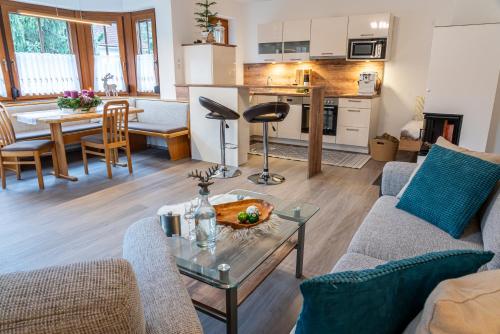 sala de estar con sofá y mesa en Haus Sonnengarten-Lienz en Lienz