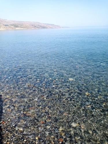 a large body of water with rocks in it at Micro_Ble vacation home in Ropanianá