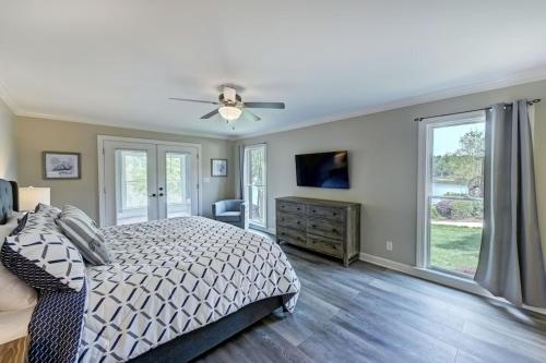 um quarto com uma cama e uma ventoinha de tecto em Sunset Shores Resort: The Homestead by AvantStay em Mooresville