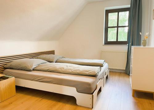 1 dormitorio con 2 camas y ventana en Ruhige 3 Zimmer Wohnung gut angebunden, en Düsseldorf