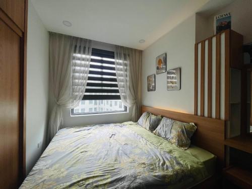um pequeno quarto com uma cama e uma janela em LaLaHome Bắc Ninh em Bắc Ninh