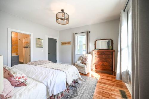 sypialnia z 2 łóżkami, lustrem i komodą w obiekcie Sweet Carolina by AvantStay Near Black Mountain w mieście Swannanoa